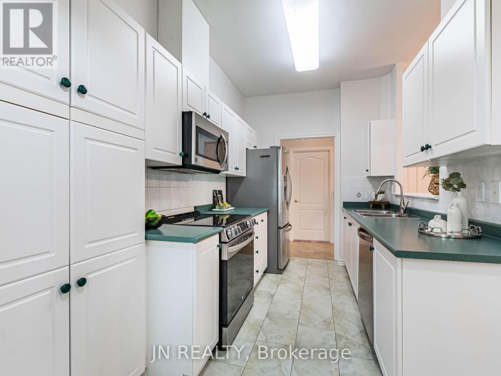Photo 12 of 109 10 Dayspring Circle, Brampton ON
