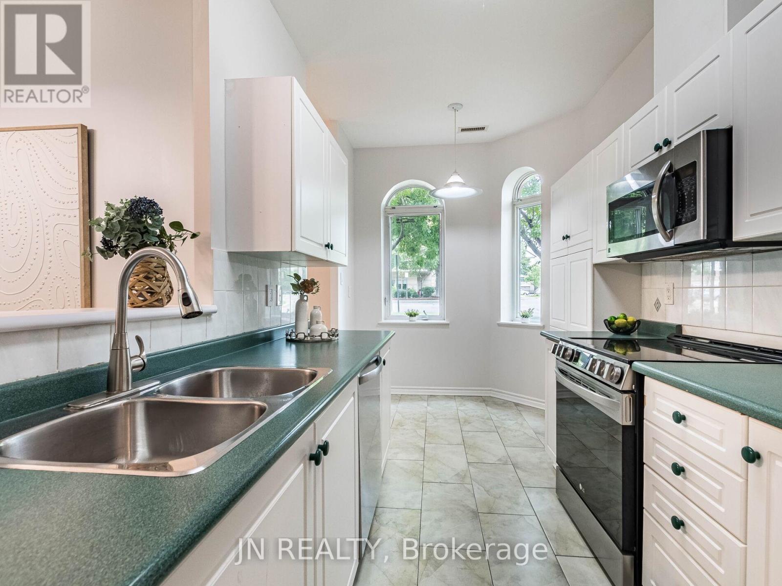 Photo 13 of 109 10 Dayspring Circle, Brampton ON