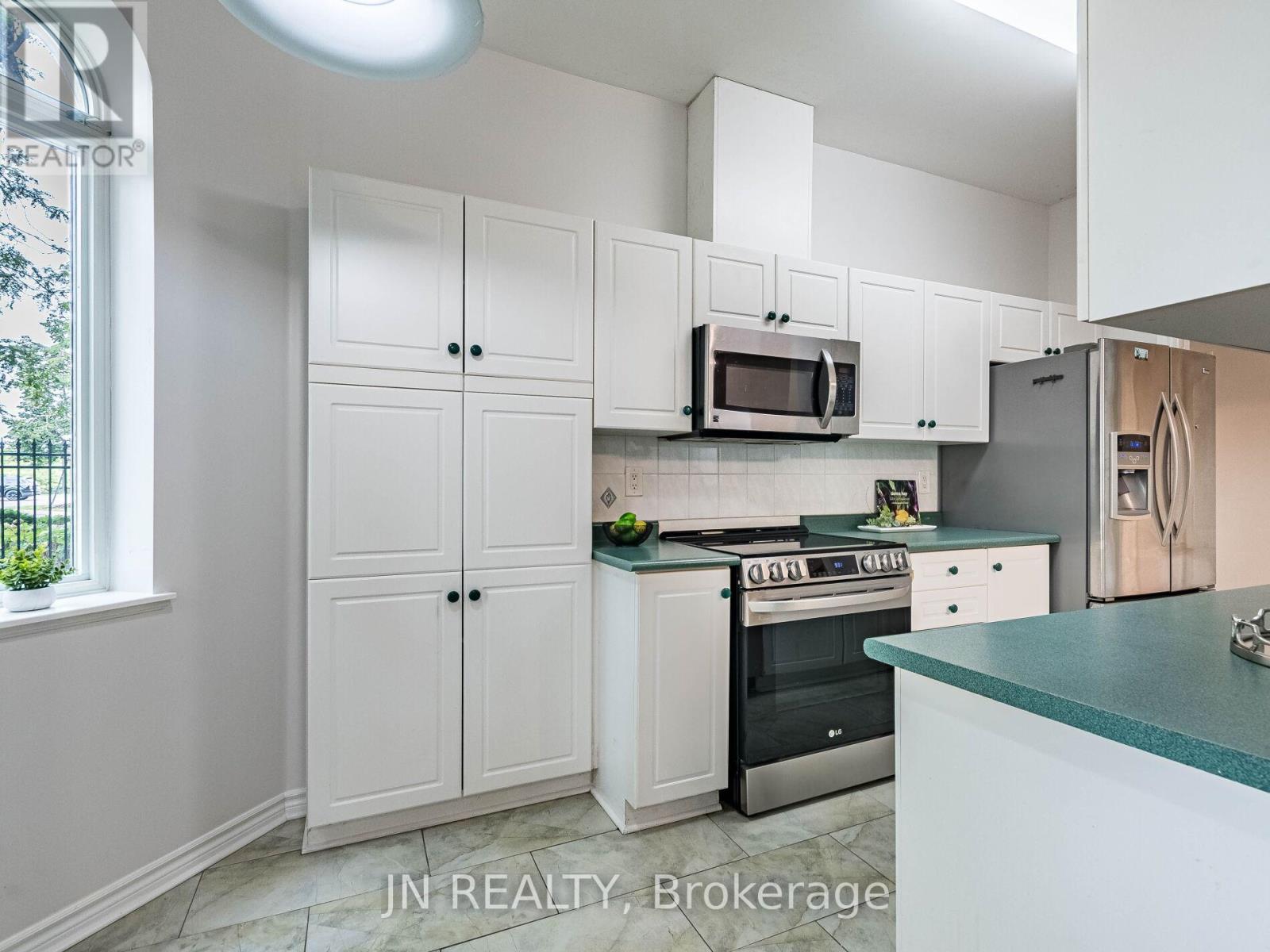 Photo 15 of 109 10 Dayspring Circle, Brampton ON