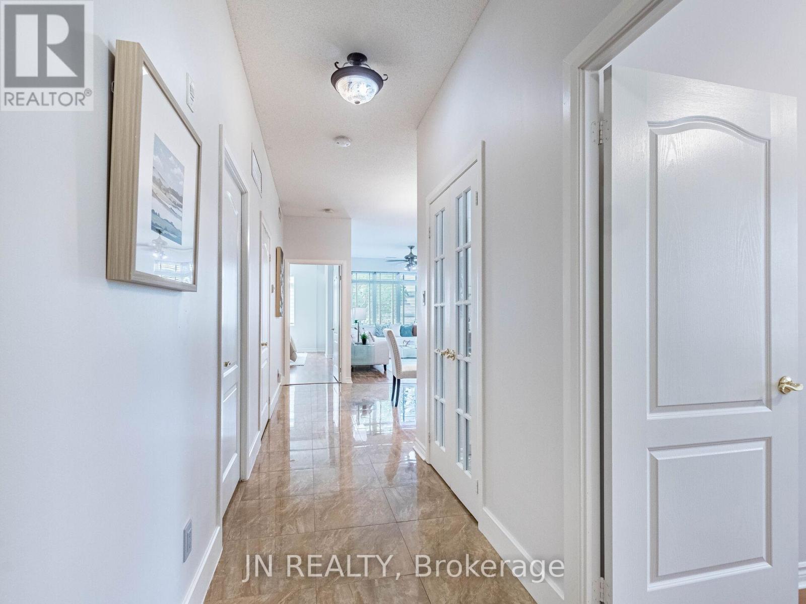 Photo 7 of 109 10 Dayspring Circle, Brampton ON