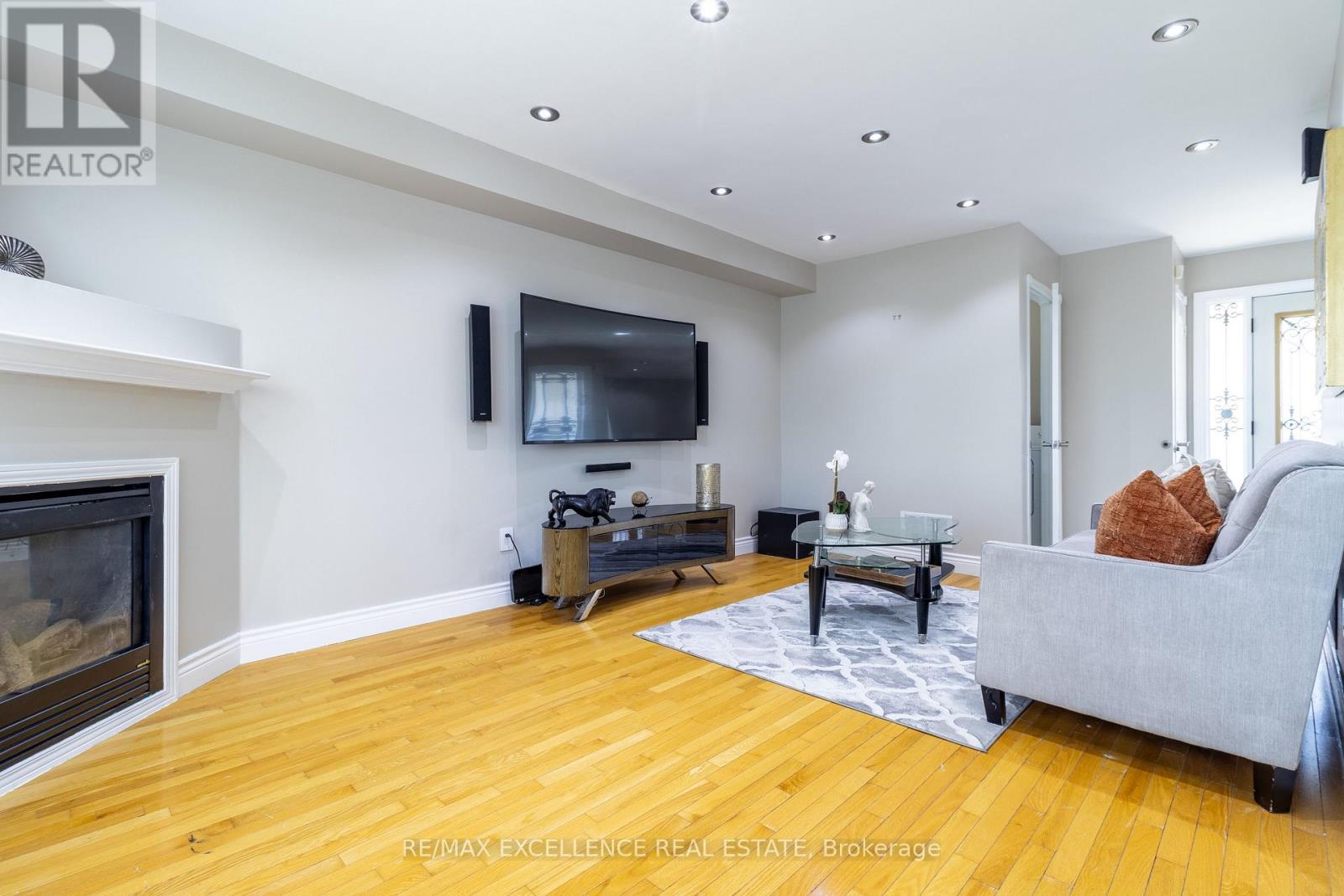 Photo 10 of 40 Monaco Court, Brampton ON