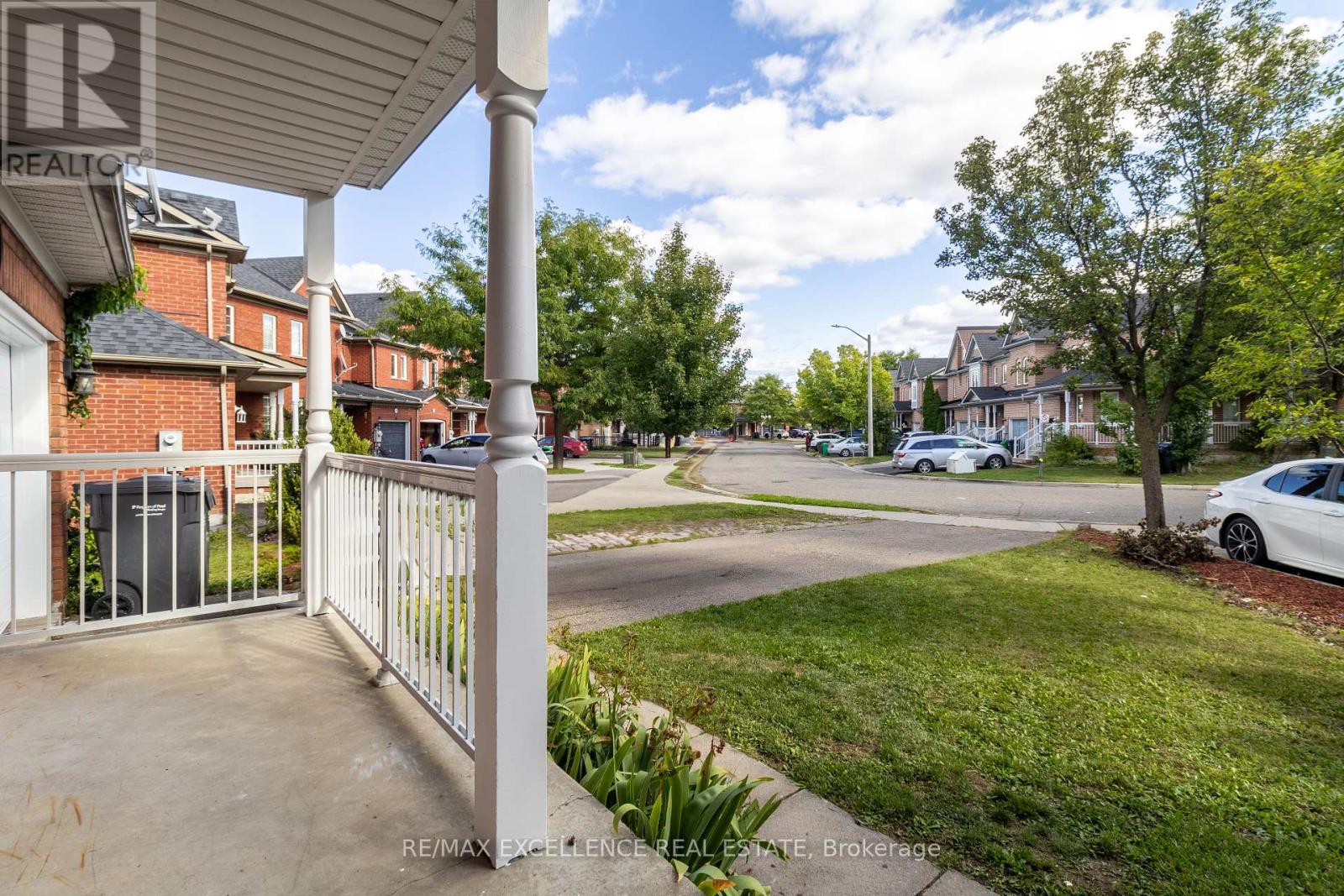 Photo 3 of 40 Monaco Court, Brampton ON