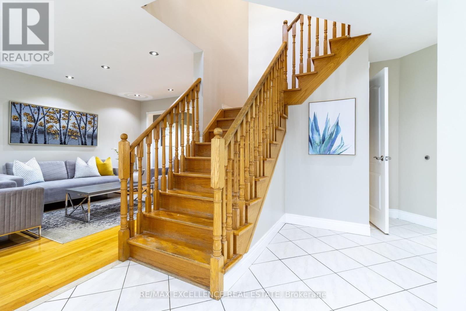 Photo 4 of 40 Monaco Court, Brampton ON