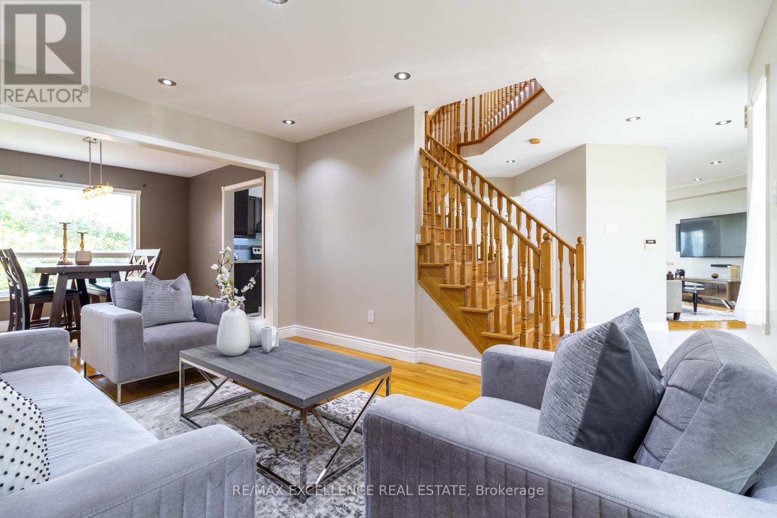 Photo 5 of 40 Monaco Court, Brampton ON
