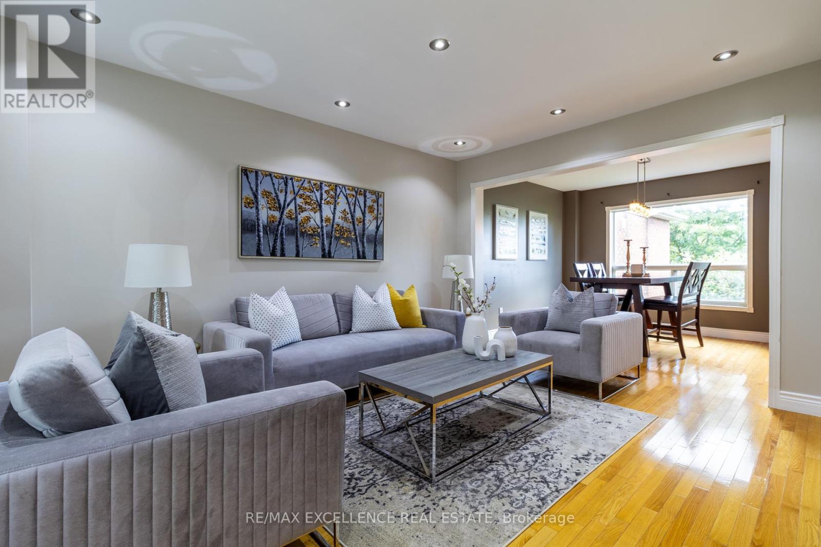 Photo 6 of 40 Monaco Court, Brampton ON