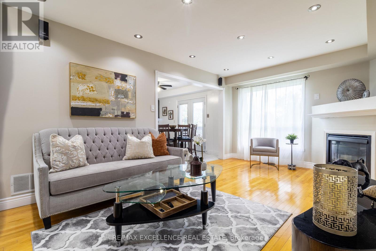 Photo 9 of 40 Monaco Court, Brampton ON