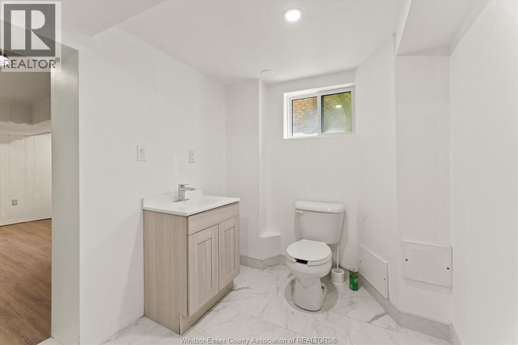 Photo 13 of 216 Thompson Boulevard, Windsor ON
