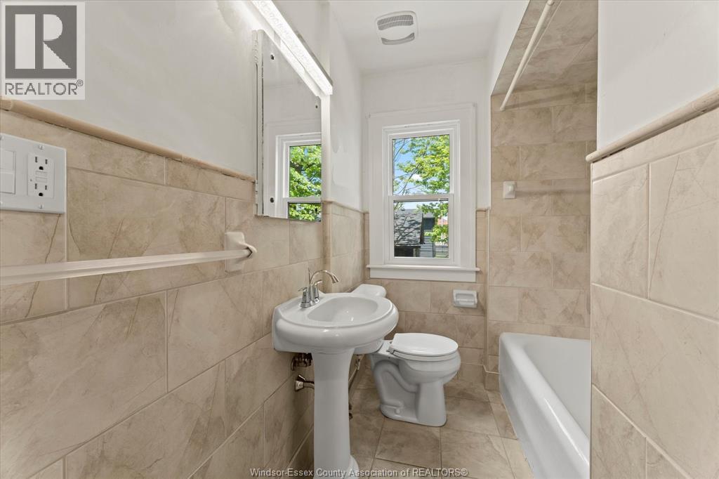 Photo 18 of 216 Thompson Boulevard, Windsor ON