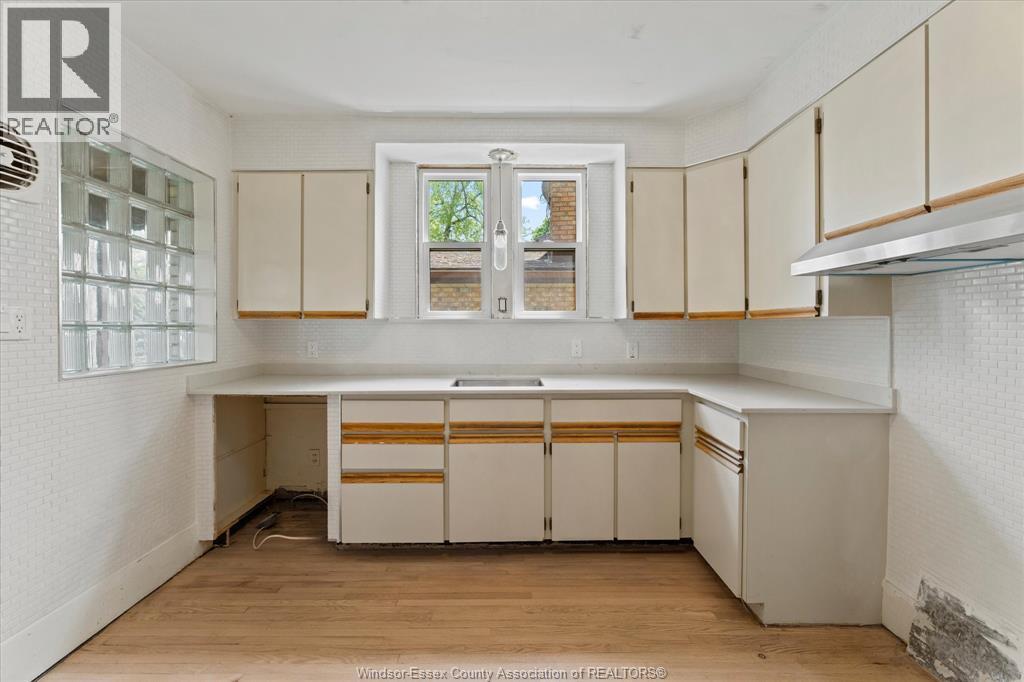 Photo 23 of 216 Thompson Boulevard, Windsor ON