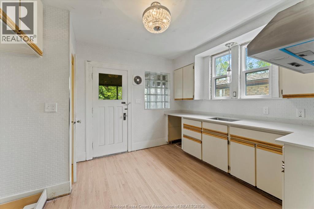 Photo 24 of 216 Thompson Boulevard, Windsor ON