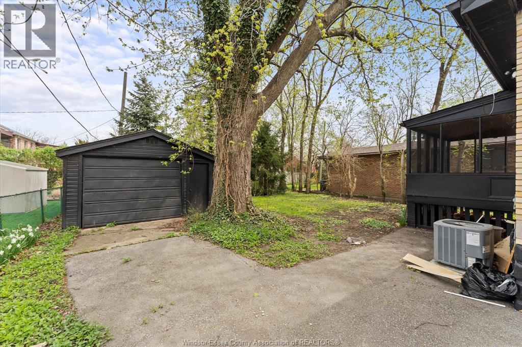 Photo 32 of 216 Thompson Boulevard, Windsor ON