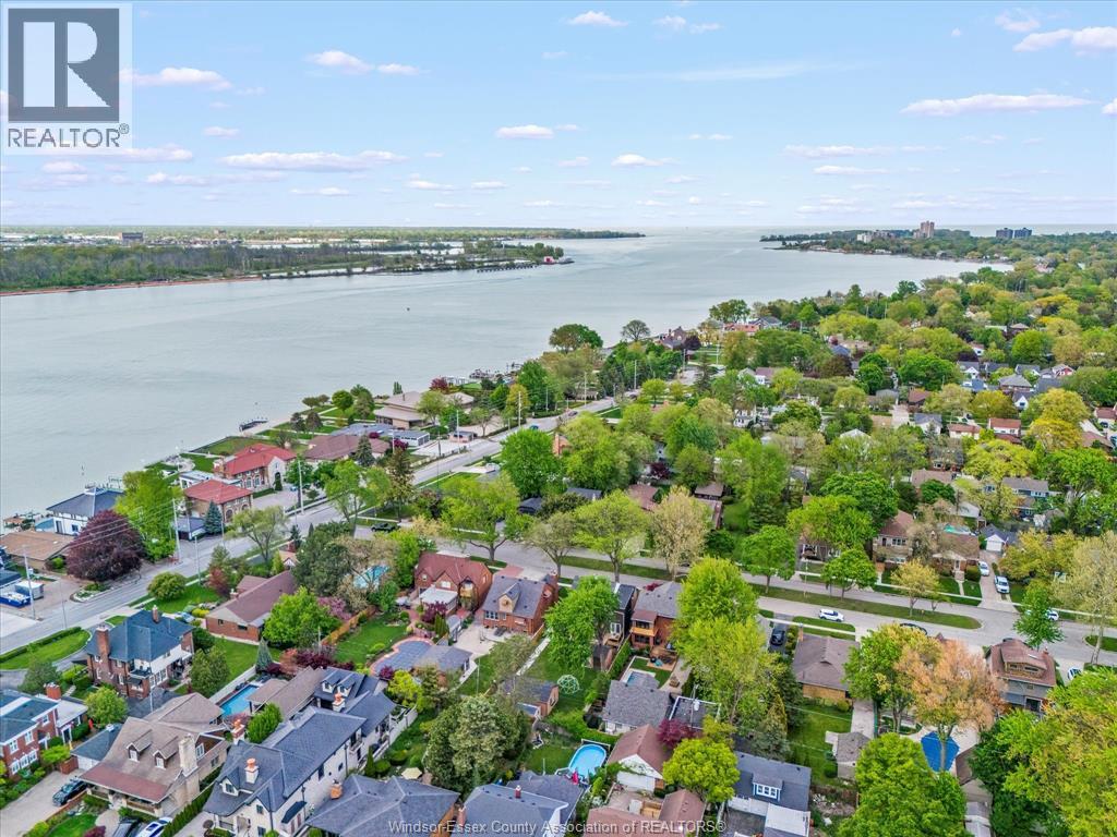 Photo 4 of 216 Thompson Boulevard, Windsor ON