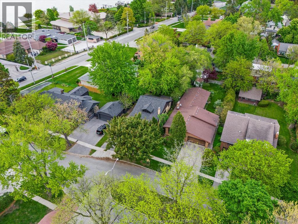 Photo 8 of 216 Thompson Boulevard, Windsor ON