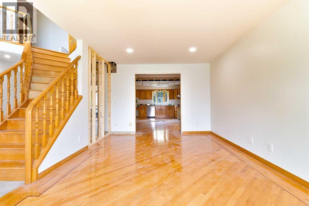 Photo 3 of 43 Signal Hill Mews Sw, Calgary AB
