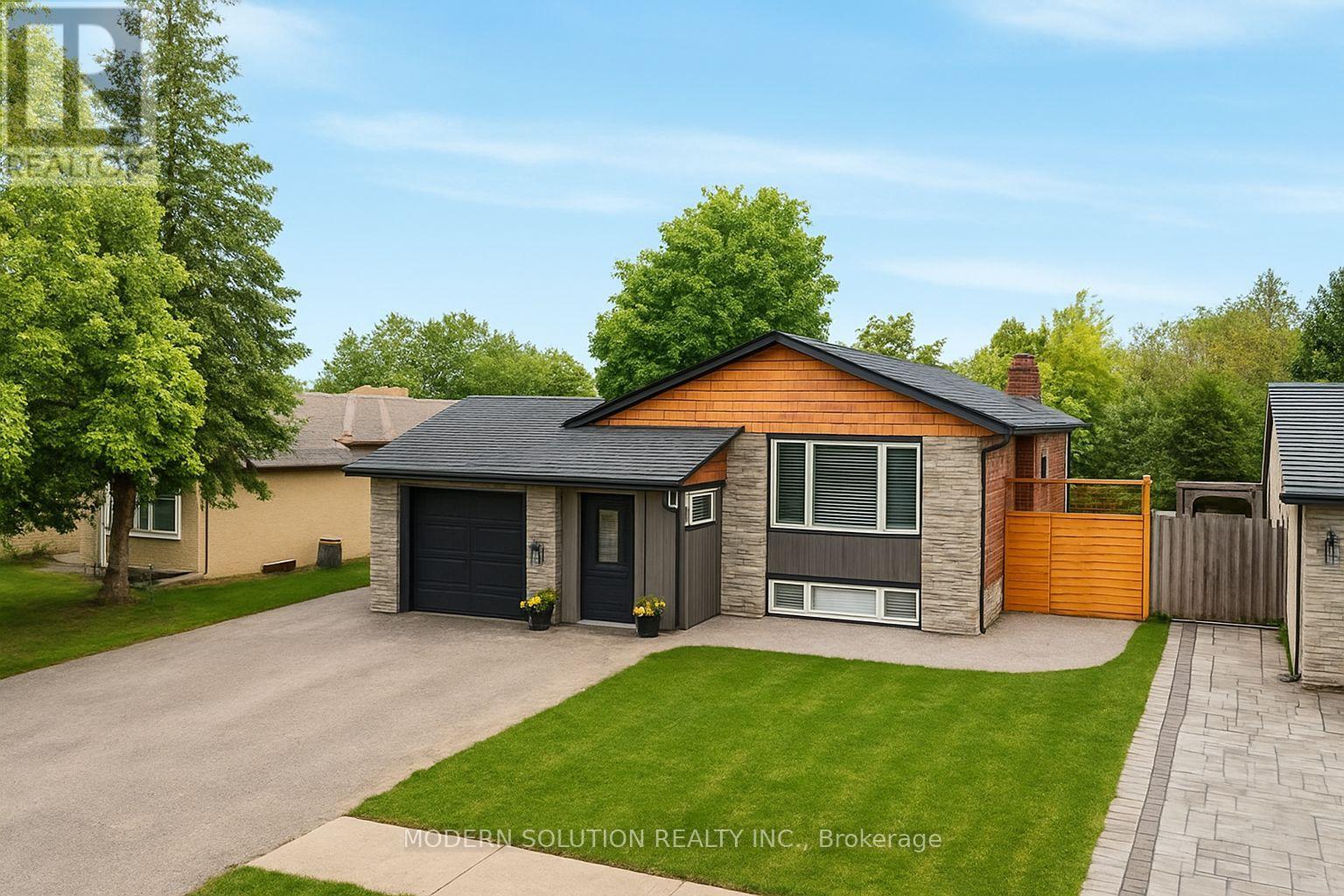 Photo 1 of 82 Shea Crescent, Kitchener ON