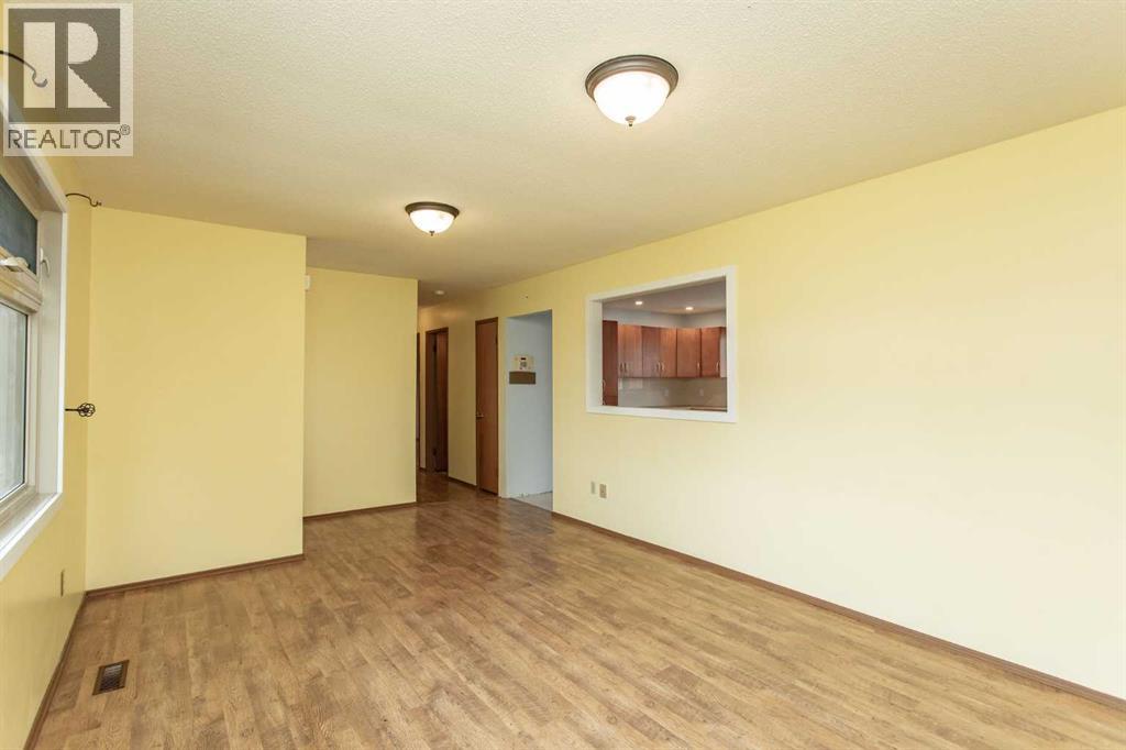 Photo 4 of 11 Osborne Street, Red Deer AB