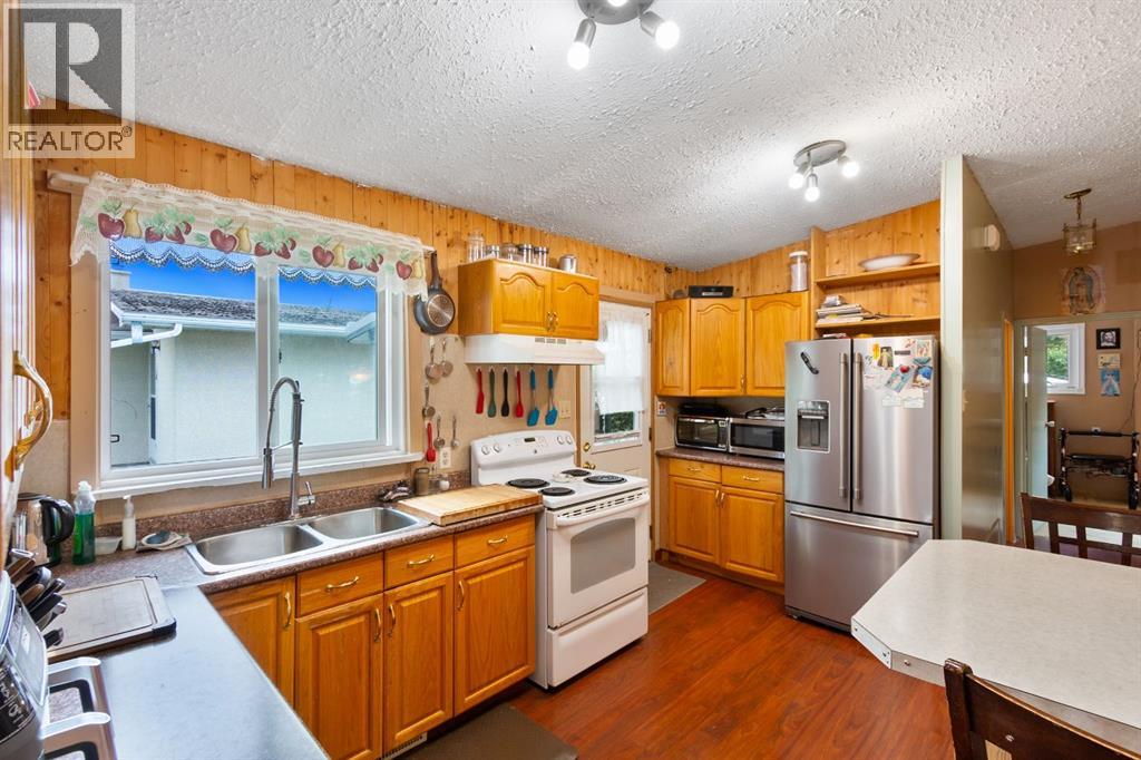 Photo 9 of 2109 18 Avenue, Bowden AB