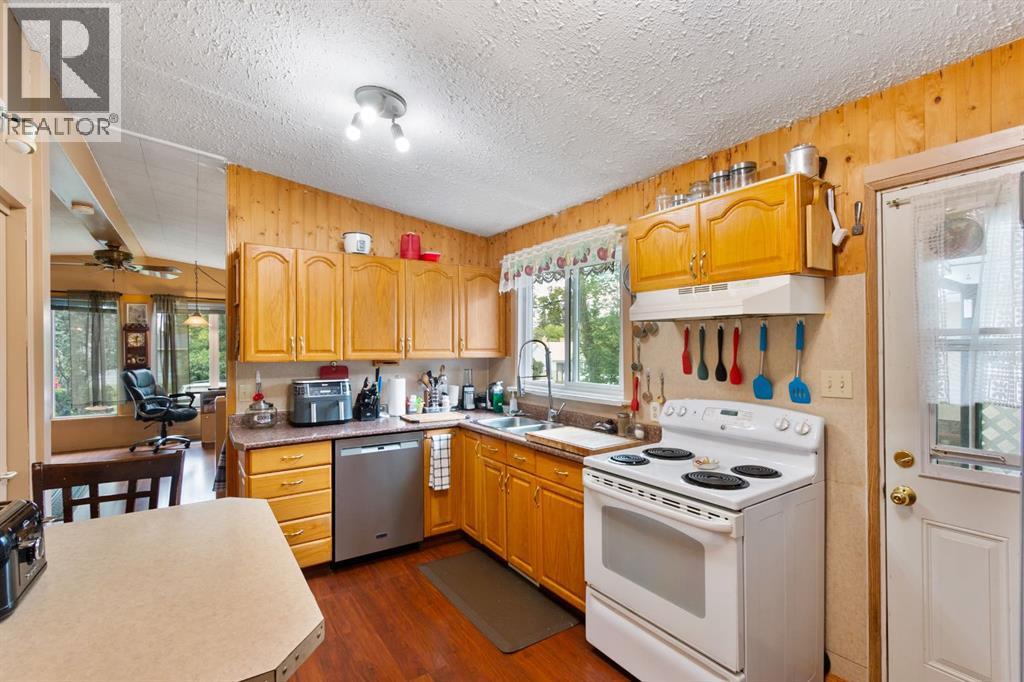 Photo 10 of 2109 18 Avenue, Bowden AB