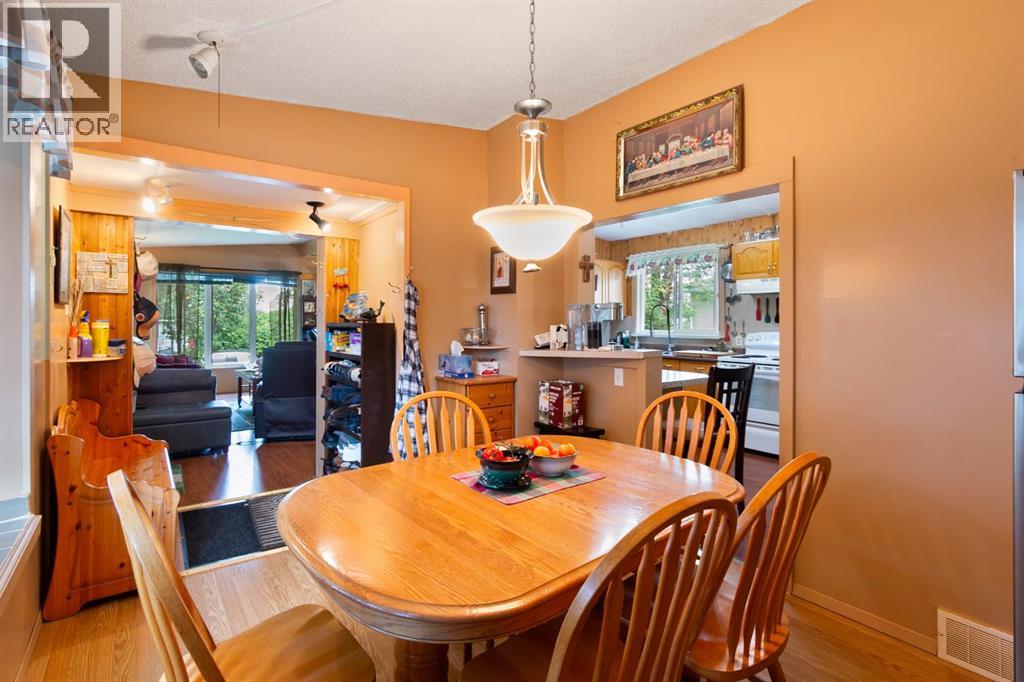 Photo 18 of 2109 18 Avenue, Bowden AB