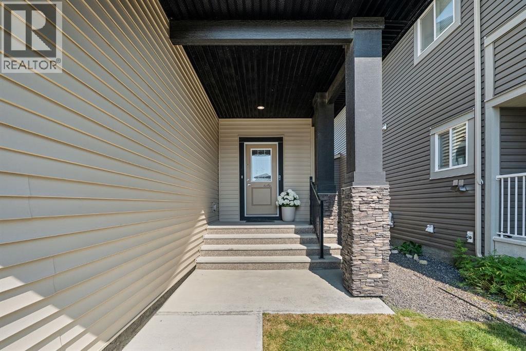 Photo 3 of 92 Hillcrest Avenue Sw, Airdrie AB