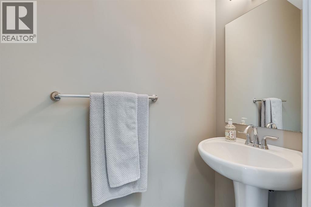 Photo 5 of 92 Hillcrest Avenue Sw, Airdrie AB