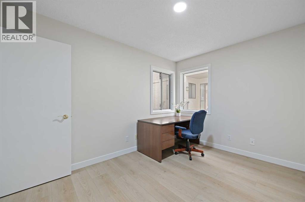 Photo 13 of 22 Sandarac Circle Nw, Calgary AB
