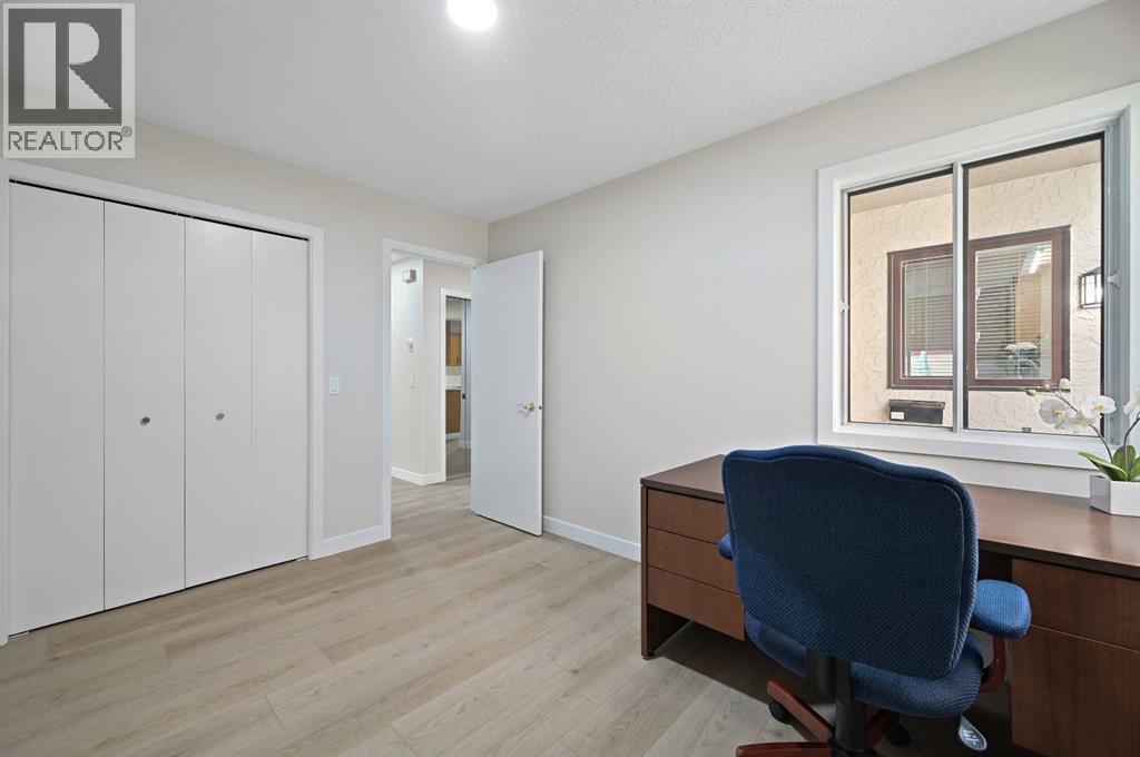 Photo 14 of 22 Sandarac Circle Nw, Calgary AB