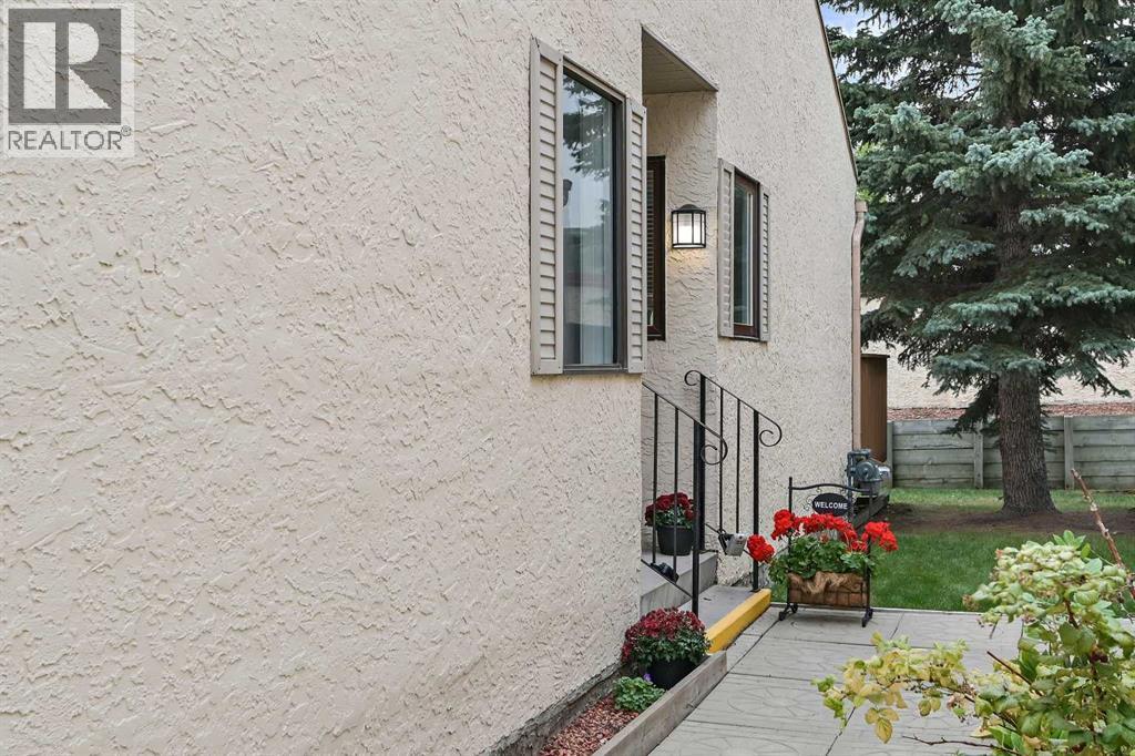 Photo 30 of 22 Sandarac Circle Nw, Calgary AB