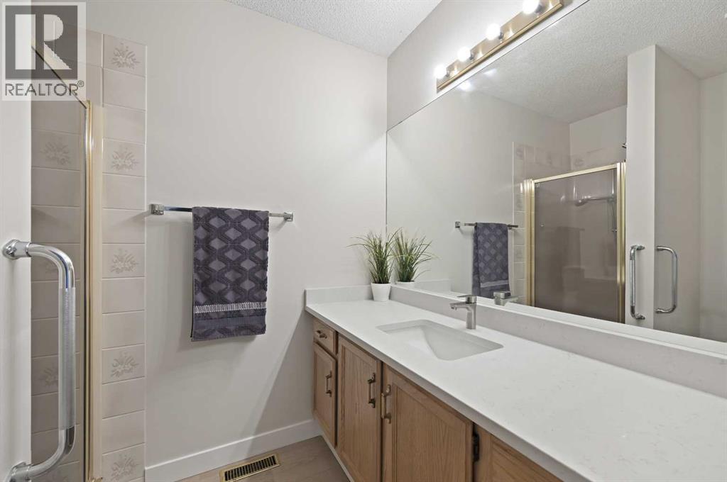 Photo 17 of 22 Sandarac Circle Nw, Calgary AB