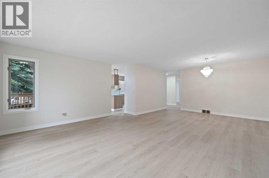 Photo 12 of 22 Sandarac Circle Nw, Calgary AB