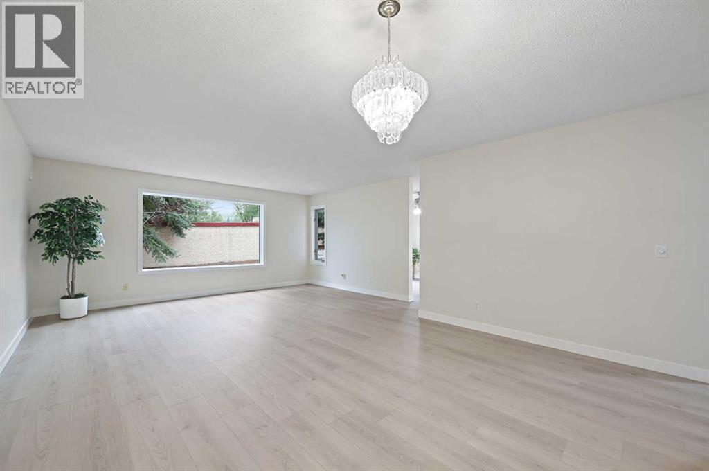 Photo 5 of 22 Sandarac Circle Nw, Calgary AB