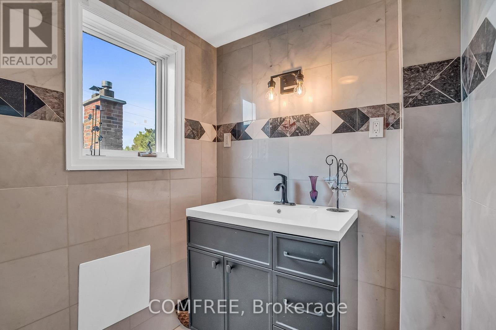 Photo 18 of 759 Eglinton Avenue E, Toronto ON