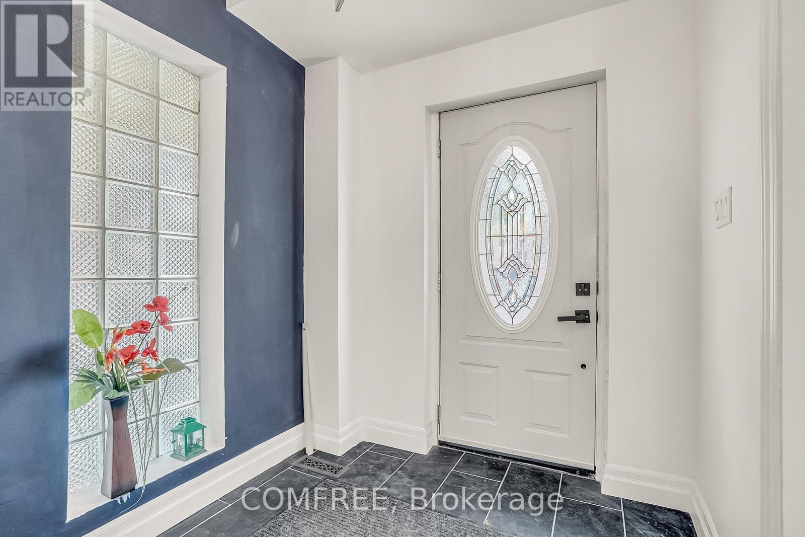 Photo 2 of 759 Eglinton Avenue E, Toronto ON