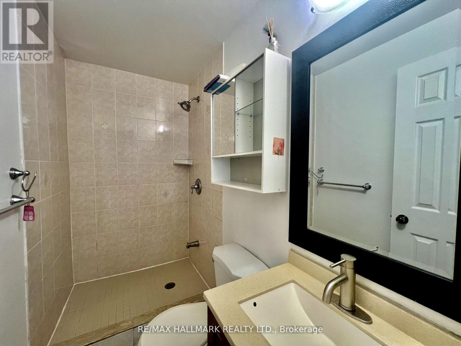 Photo 10 of 2 822 Gerrard Street E, Toronto ON