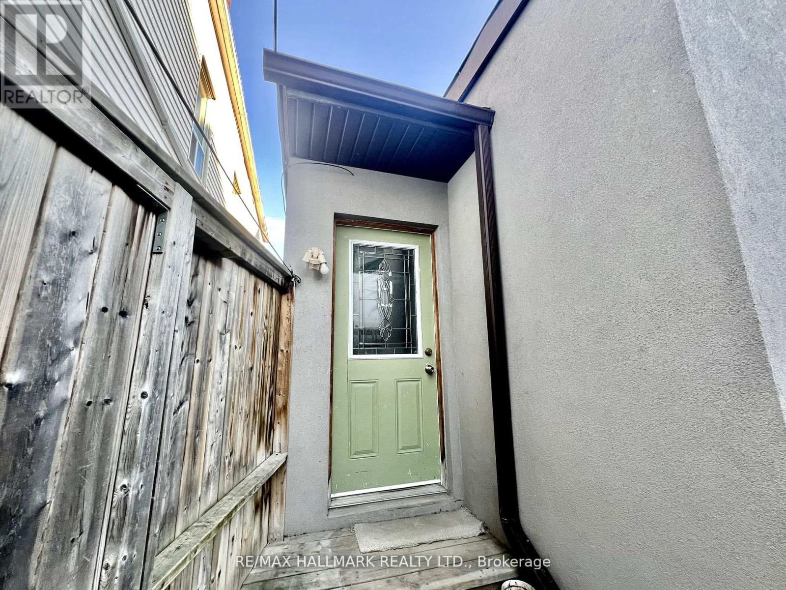 Photo 3 of 2 822 Gerrard Street E, Toronto ON
