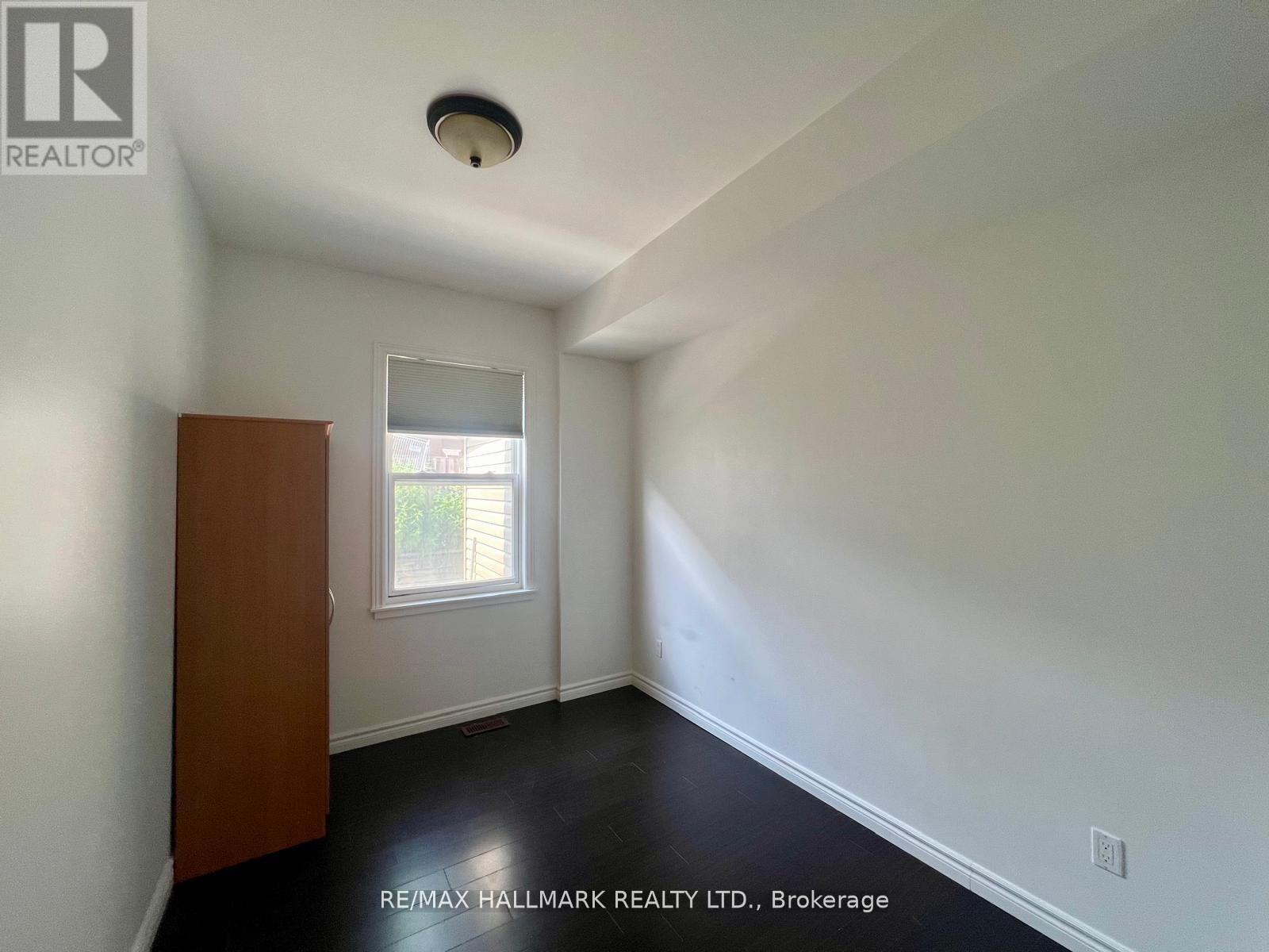 Photo 4 of 2 822 Gerrard Street E, Toronto ON