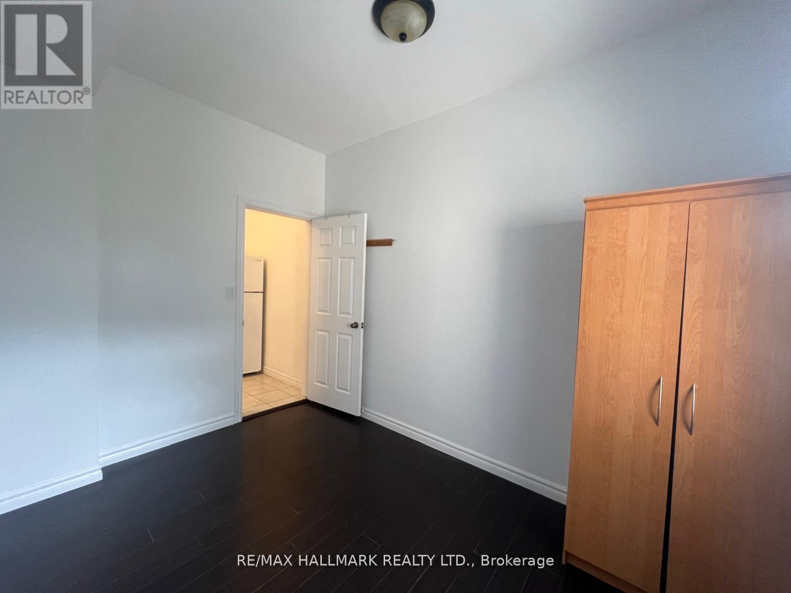 Photo 5 of 2 822 Gerrard Street E, Toronto ON