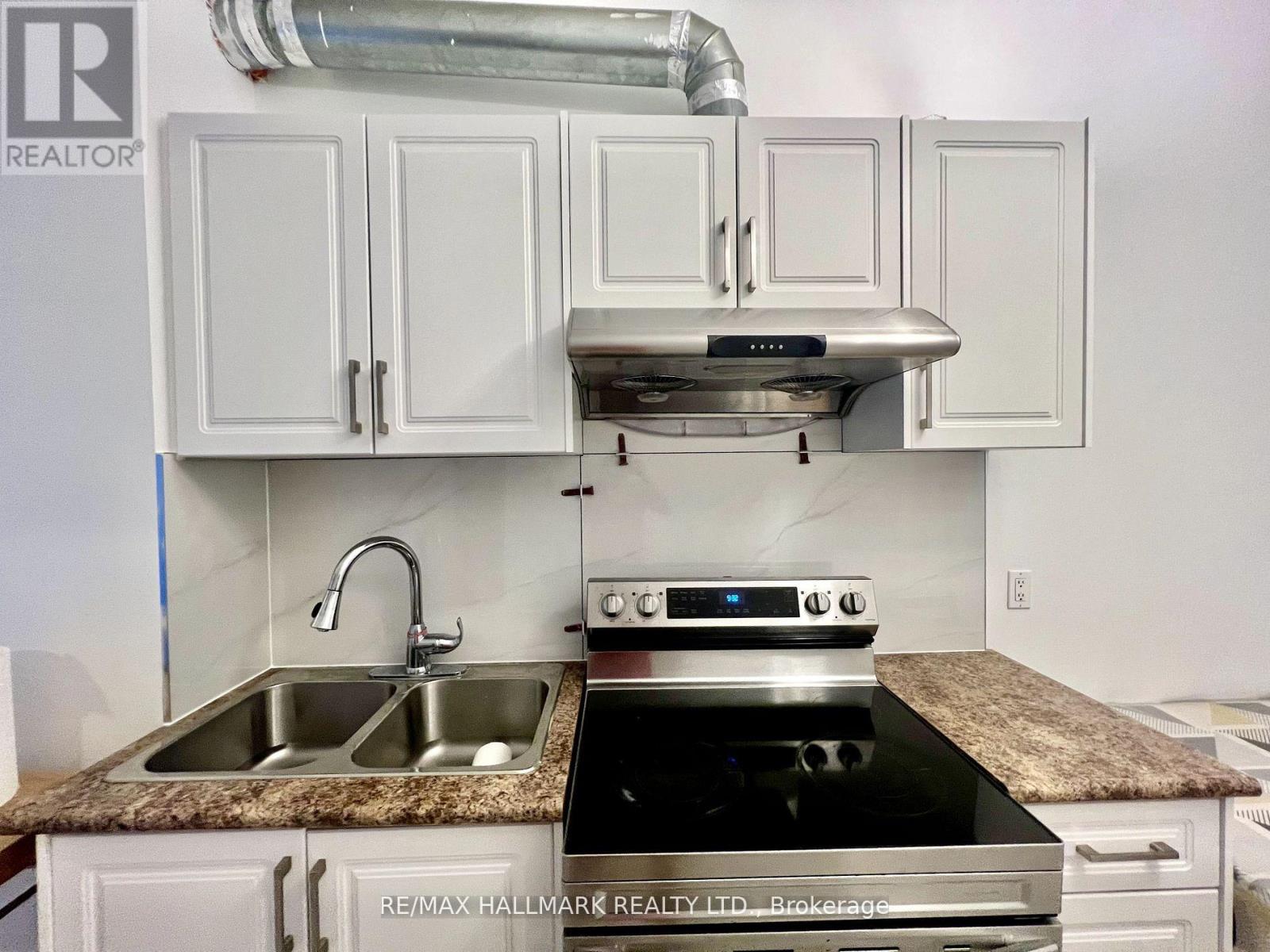 Photo 8 of 2 822 Gerrard Street E, Toronto ON