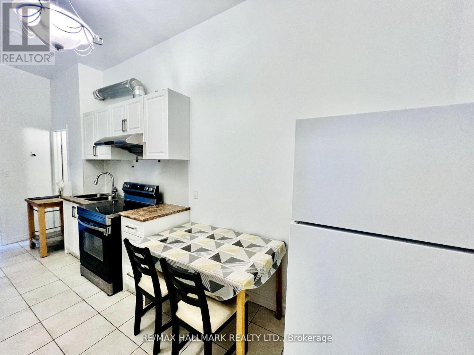 Photo 9 of 2 822 Gerrard Street E, Toronto ON