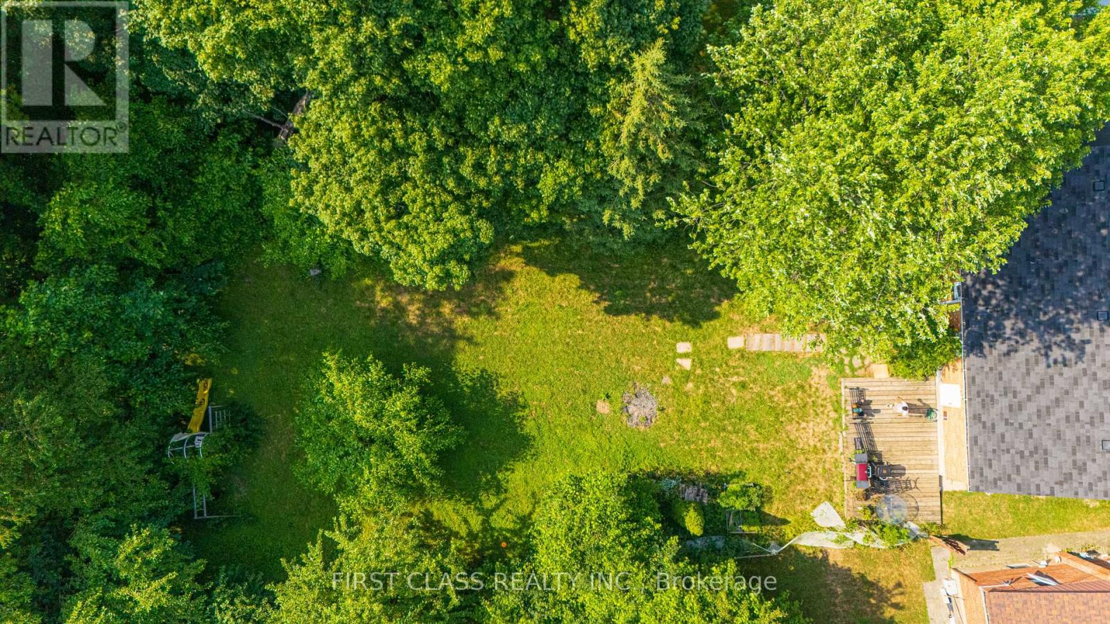 Photo 3 of 22 Hopecrest Crescent, Toronto ON