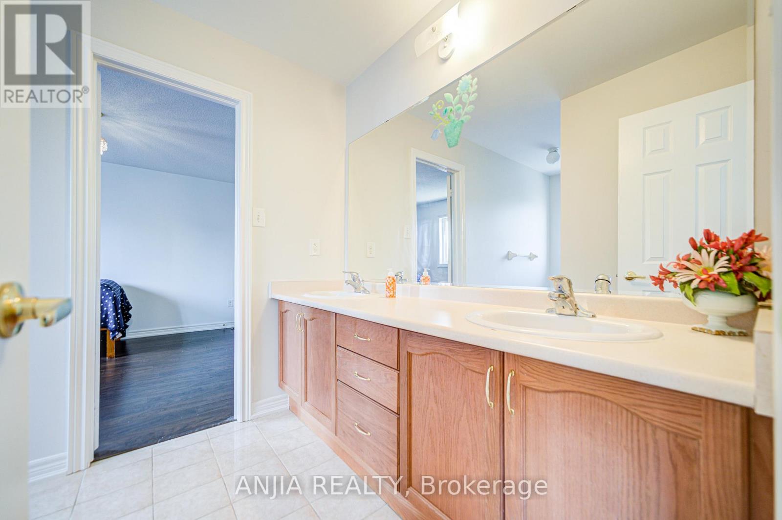 Photo 32 of 198 Kentland Street, Markham ON