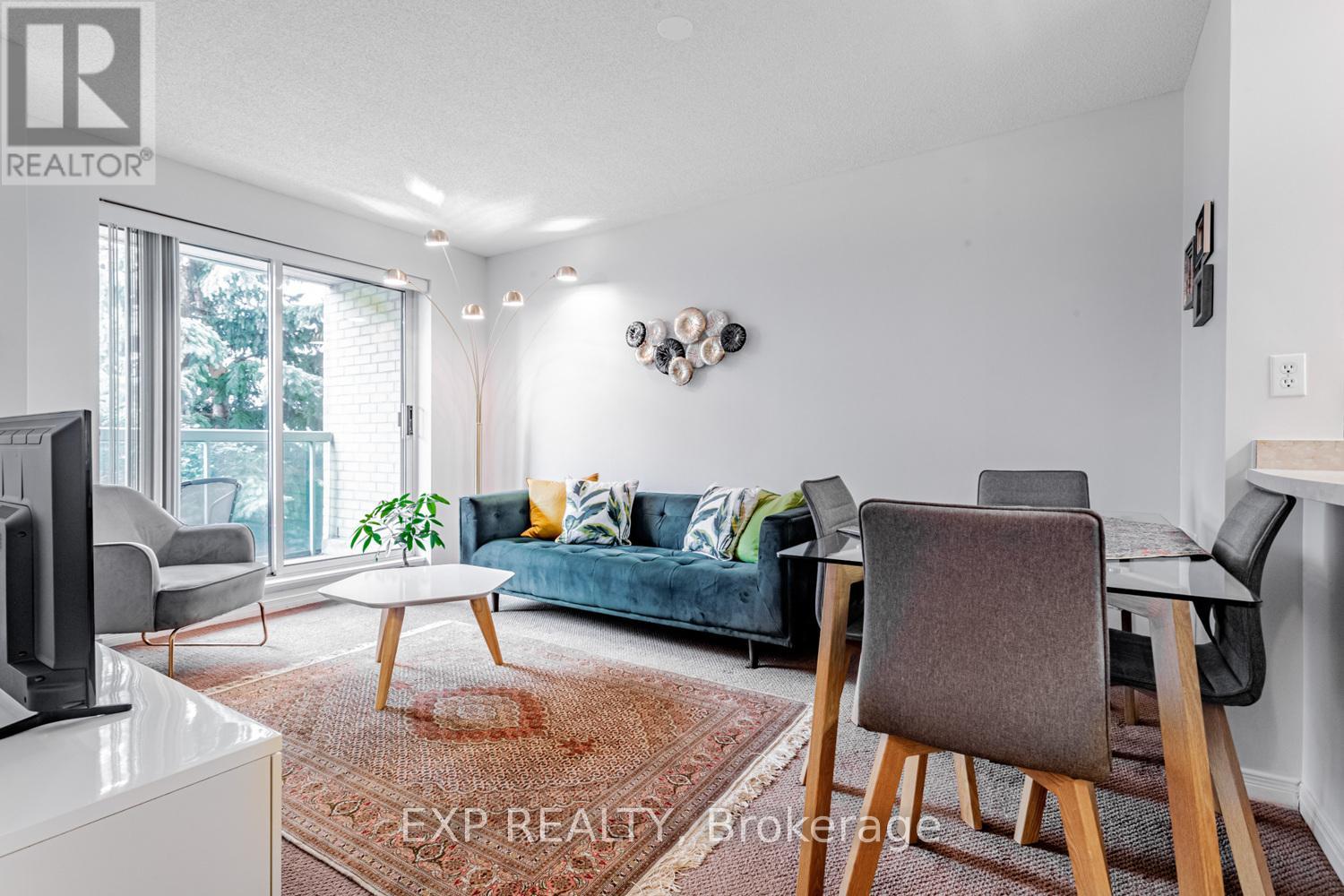 Photo 2 of 308 3 Ellesmere Street, Richmond Hill ON