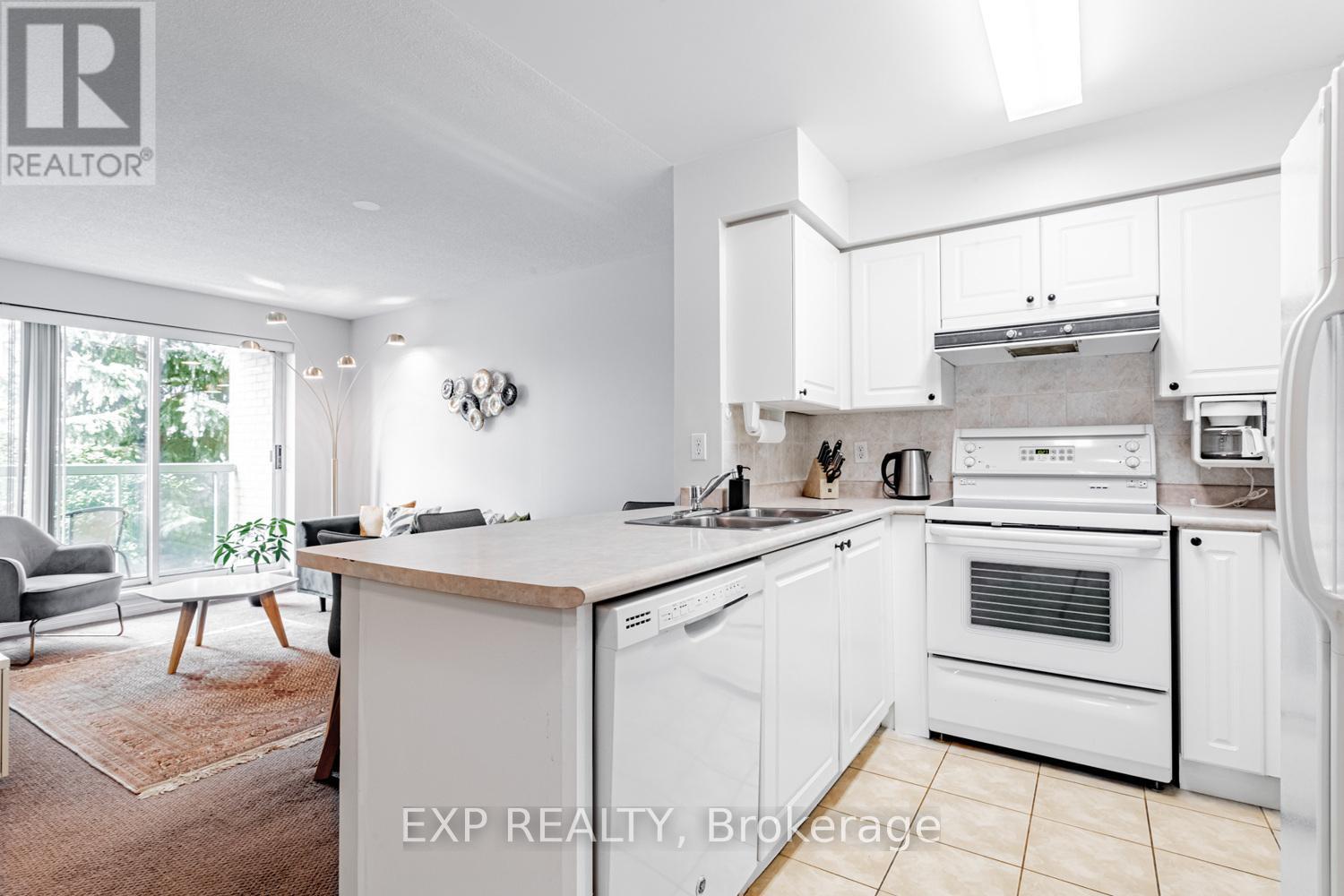 Photo 4 of 308 3 Ellesmere Street, Richmond Hill ON
