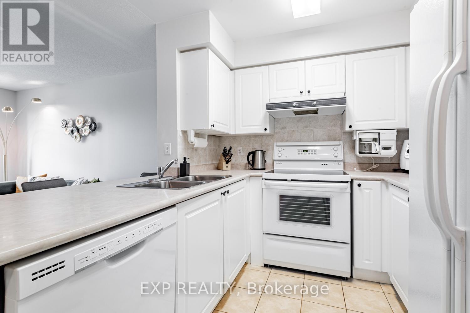 Photo 5 of 308 3 Ellesmere Street, Richmond Hill ON