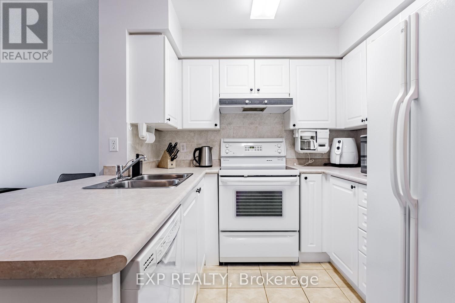 Photo 7 of 308 3 Ellesmere Street, Richmond Hill ON