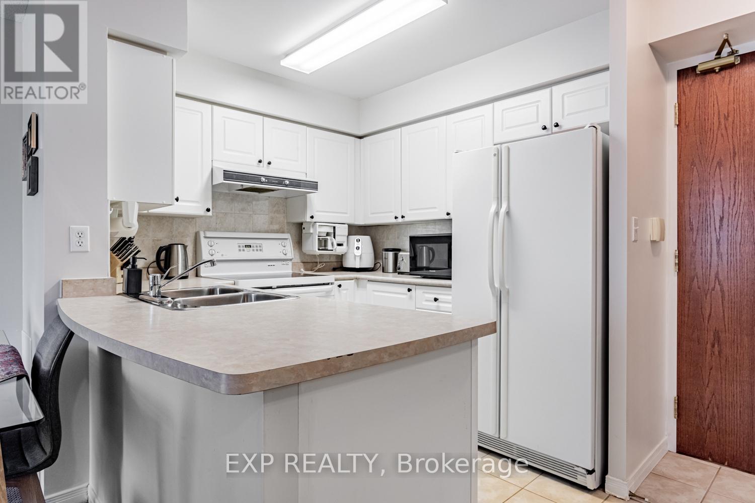 Photo 8 of 308 3 Ellesmere Street, Richmond Hill ON