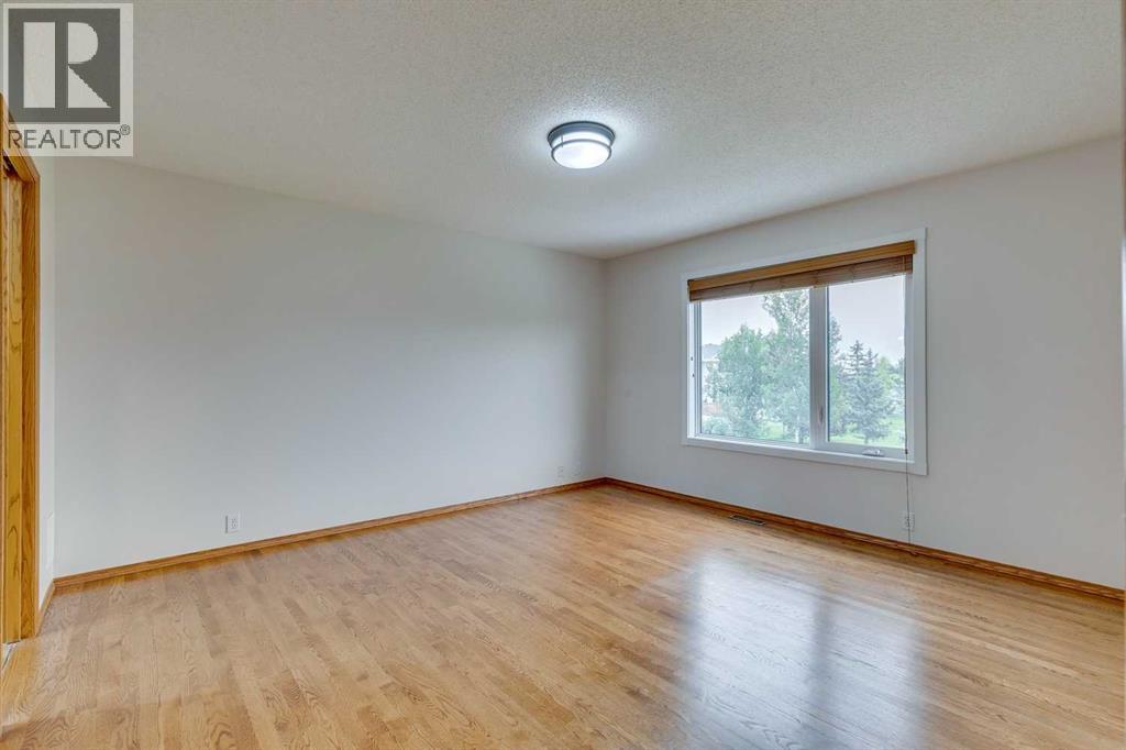 Photo 14 of 54 Somerset Way Sw, Calgary AB