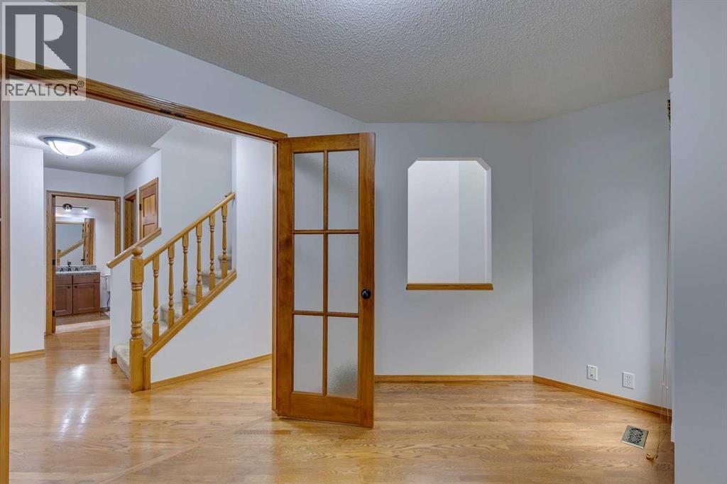 Photo 3 of 54 Somerset Way Sw, Calgary AB