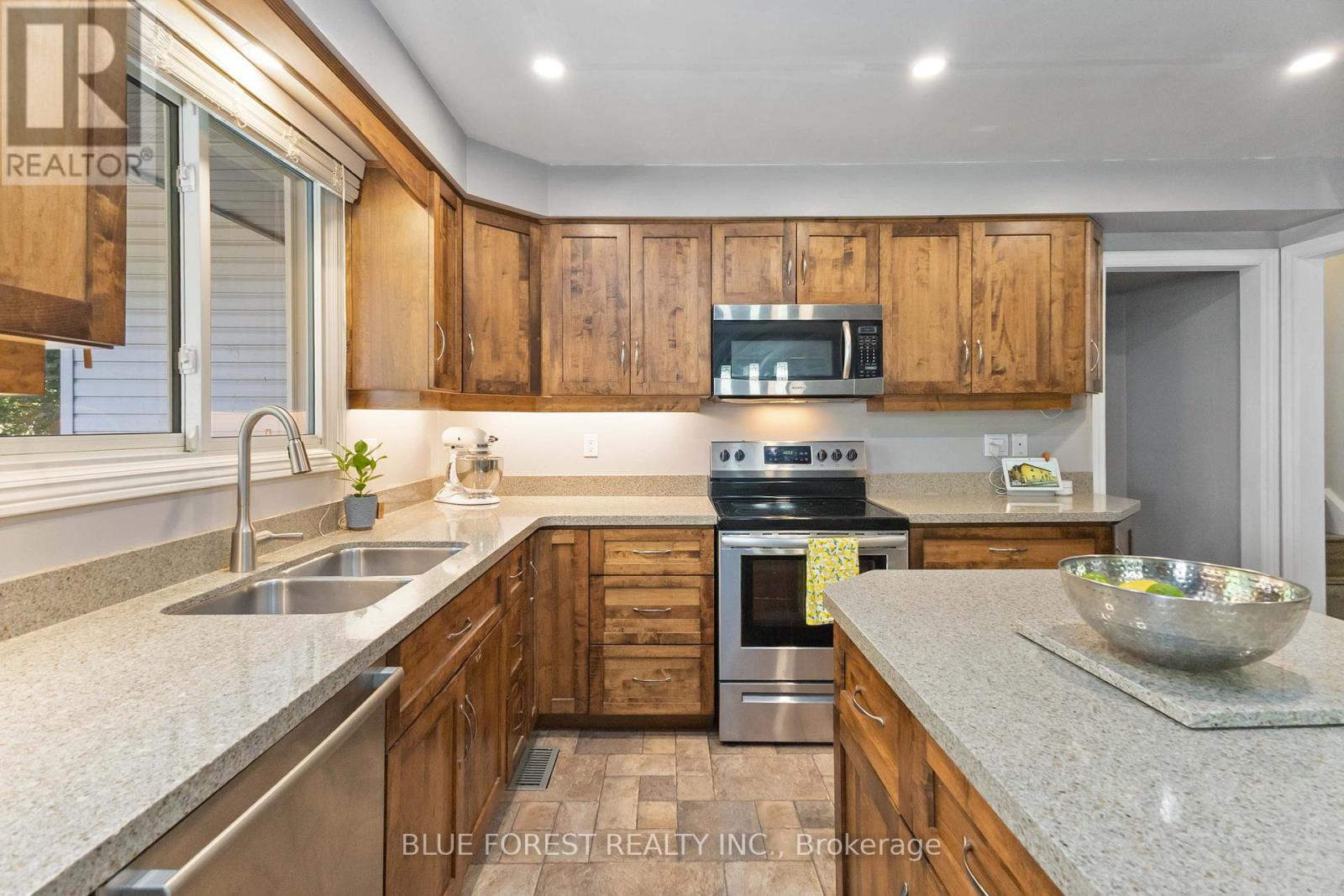 Photo 4 of 346 Blackacres Boulevard, London North ON