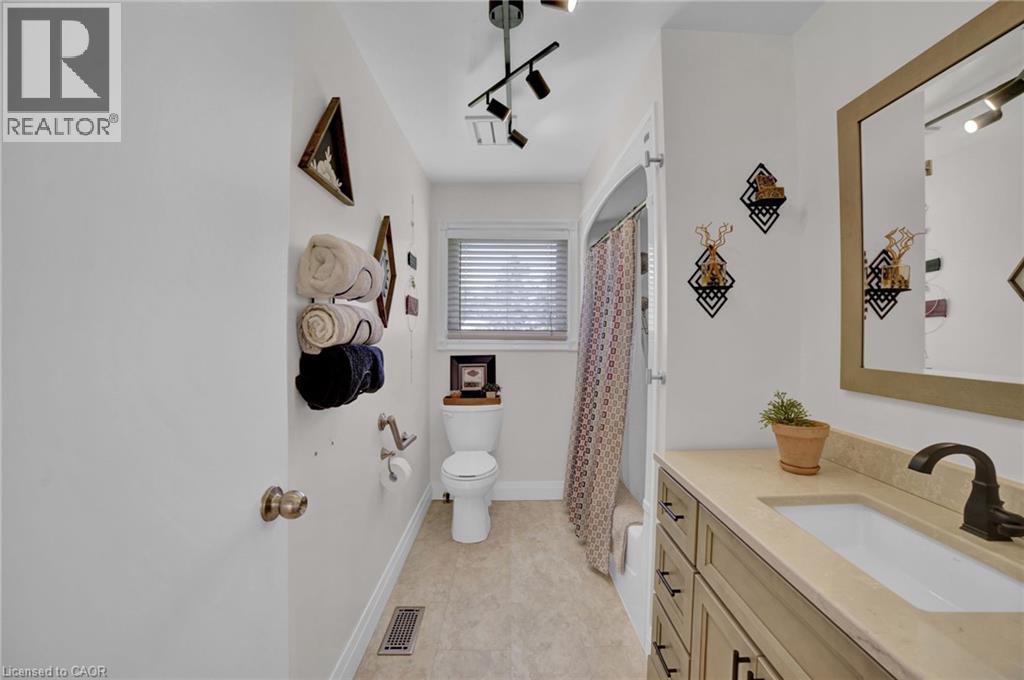 Photo 29 of 11 Weneil Drive, Freelton ON